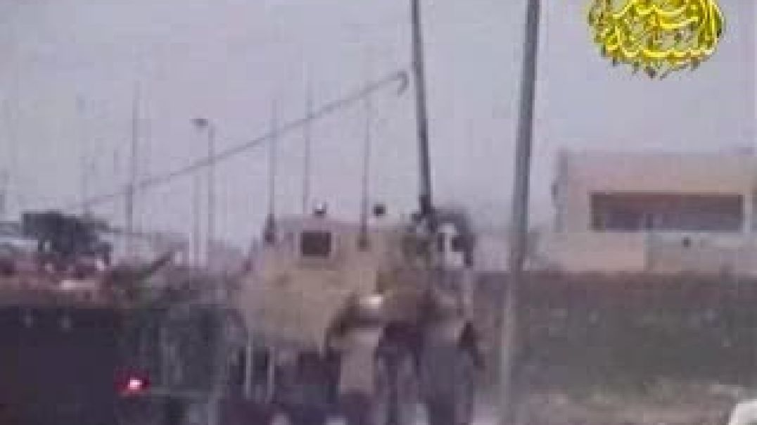 شریط یبین تفجير عبوة ناسفة علی شاحنة لإرهابية الأمريكي فی حی الاصلاح بمدینة الموصل شمال العصمة بغداد