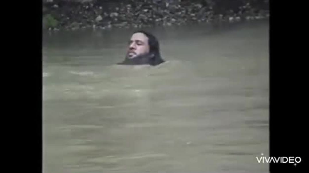 القائد خطاب يسبح في نهر
